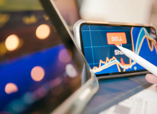 Analyste financier examinant des positions sur Bitcoin, Ethereum et le marché forex